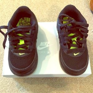 Baby sneakers NIKE NWT size 6